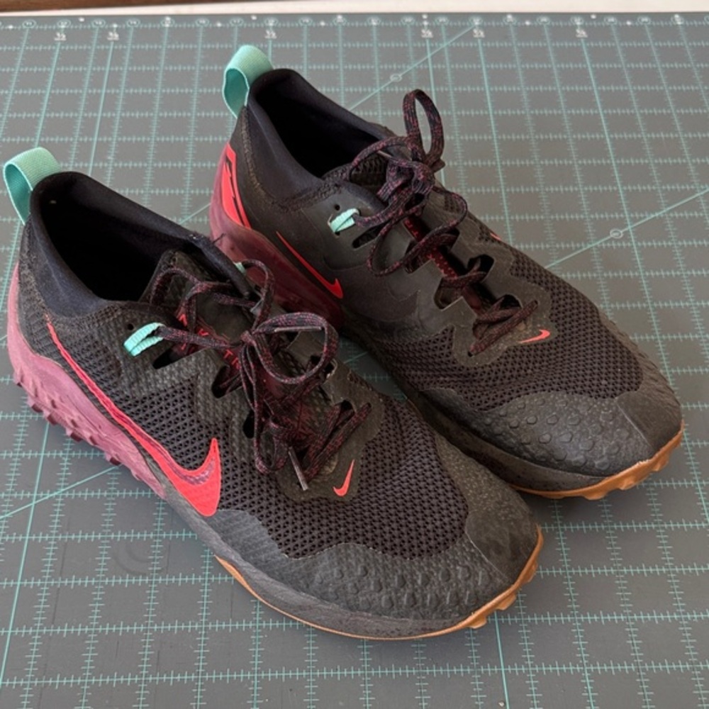 Nike Men's Black and Red Athletic Shoes